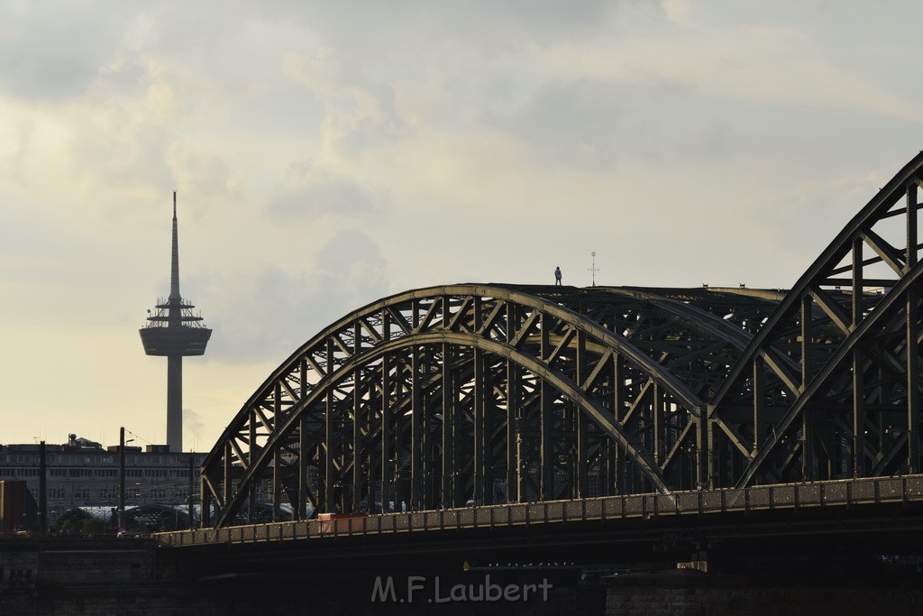 PSpringt kein Suizid Brueckenspringer Koeln Hohenzollernbruecke P151.JPG - Miklos Laubert